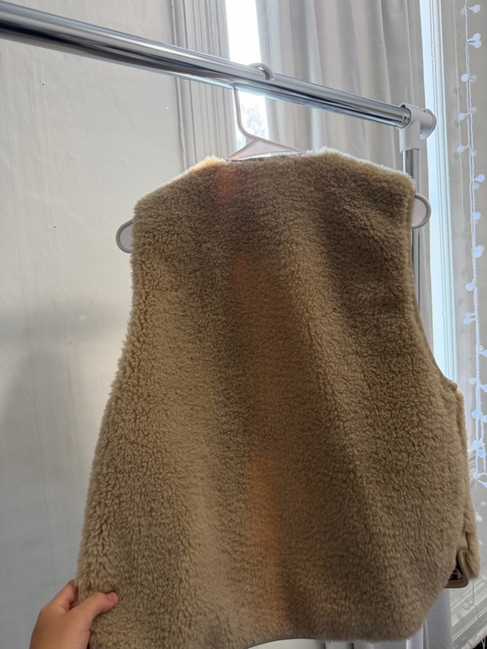 American Eagle Tan Sherpa Vest with Leopard Lining - Picture 2 of 3